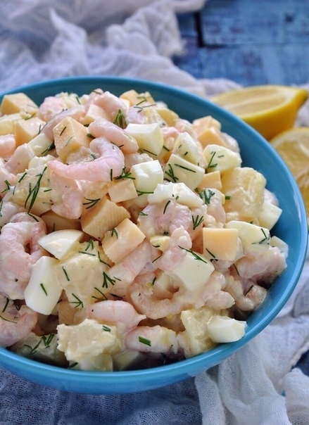 Салат с креветками и ананасом