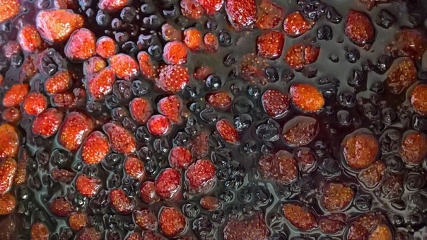 Варенье из чёрной смородины и клубники