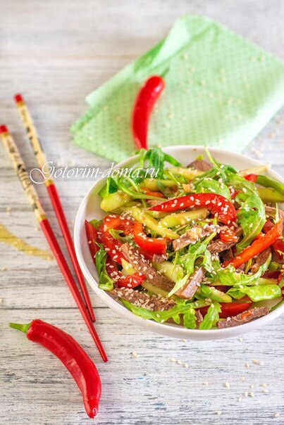 Салат из языка со свежим огурцом и кунжутом