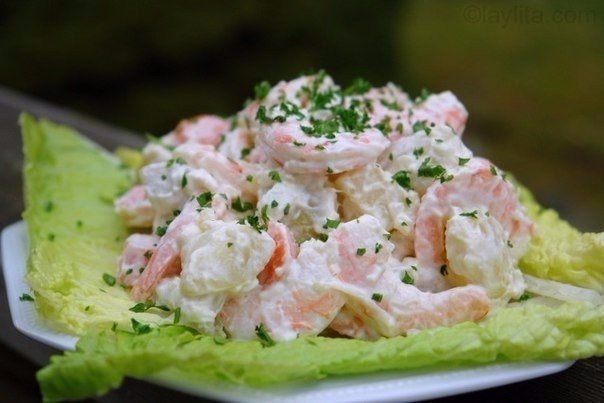 Салат с креветками и творожным сыром