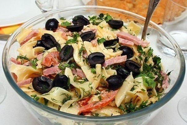 Салат с макаронами (пастой) с ветчиной и сыром. Салат с макаронами (пастой) с ветчиной и сыром.