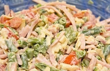 Салат с ветчиной и стручковой фасолью.