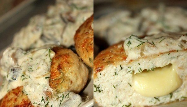 Котлетки из куриного филе с сыром и зеленью под сливочно-грибным соусом) Котлетки из куриного филе с сыром и зеленью под сливочно-грибным соусом)