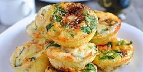 Творожные мини-запеканки с сыром и овощами на завтрак