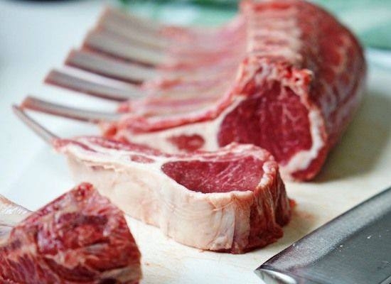 Подготовку каре ягненка называют «французской зачисткой» мясного пласта (это относится к очистке реб Подготовку каре ягненка называют «французской зачисткой» мясного пласта (это относится к очистке реб