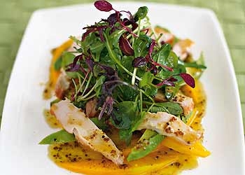 Салат с манго, авокадо и копченой курицей