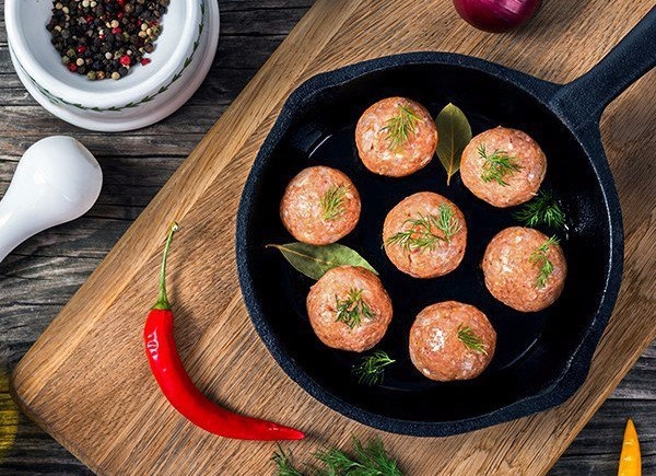 Митболы (мясные шарики).