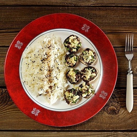 Шампиньоны, фаршированные сыром и зеленью