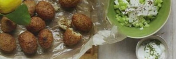 КИББЕ С САЛАТОМ ИЗ ОГУРЦОВ И ФЕТЫ КИББЕ С САЛАТОМ ИЗ ОГУРЦОВ И ФЕТЫ