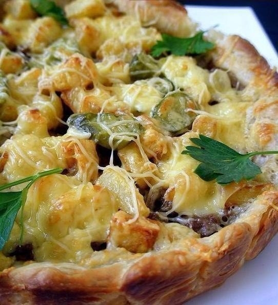 Слоёный пирог с картошечкой, фаршем и сыром Слоёный пирог с картошечкой, фаршем и сыром