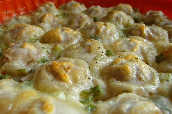 Пельмени, запеченные с сыром в мультиварке.