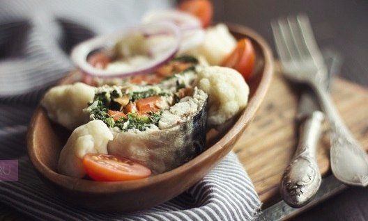 Скумбрия с овощами на пару