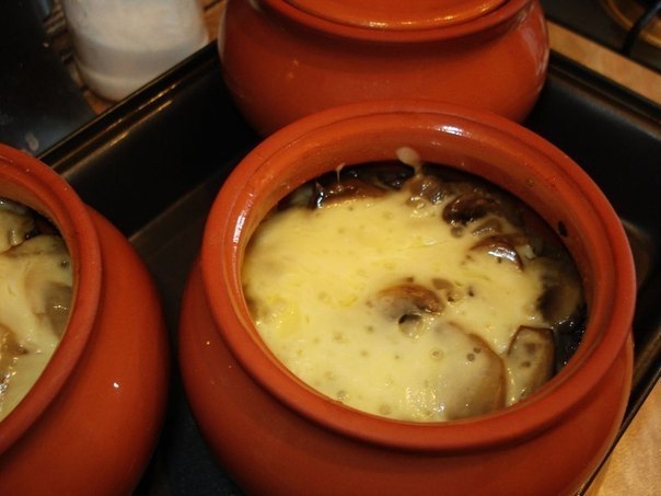Мясо в горшочке с картофелем и сыром. Мясо в горшочке с картофелем и сыром.