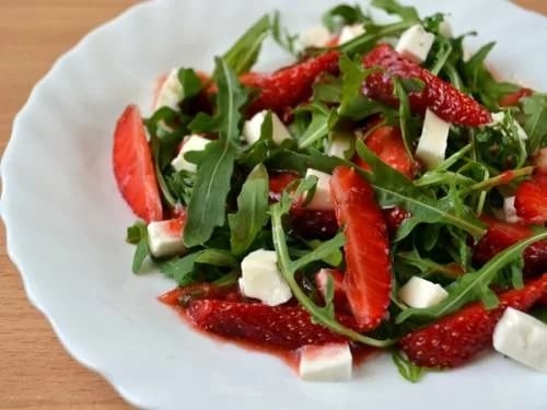 САЛАТ С КЛУБНИКОЙ И РУККОЛОЙ. САЛАТ С КЛУБНИКОЙ И РУККОЛОЙ.