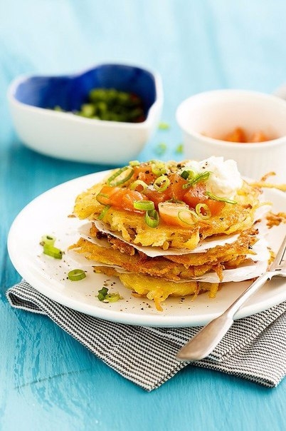 ДРАНИКИ С КОПЧЕНЫМ ЛОСОСЕМ И КОЗЬИМ СЫРОМ