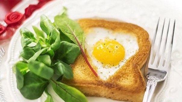 Всем любимым, любящим, сердечным людям посвящается! Простой рецепт яичницы в хлебе "Сердечко". Порад