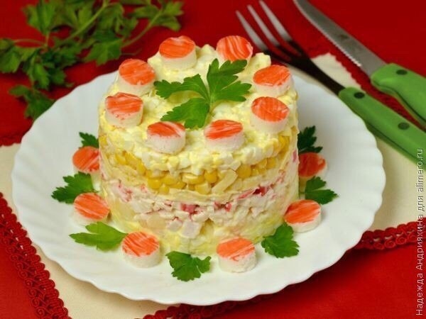 Салат с крабовыми палочками и ананасами. Салат с крабовыми палочками и ананасами.