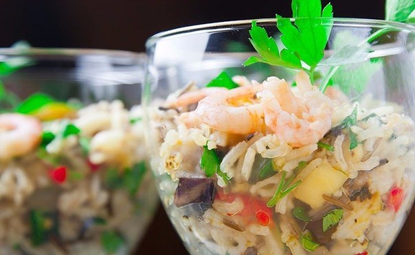 Салат с креветками и рисом