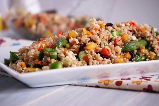 САЛАТ С КОРИЧНЕВЫМ РИСОМ И ОВОЩАМИ САЛАТ С КОРИЧНЕВЫМ РИСОМ И ОВОЩАМИ