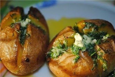 КАРТОФЕЛЬ, ПЕЧЕНЫЙ В КОЖУРЕ С ЧЕСНОЧНЫМ МАСЛОМ КАРТОФЕЛЬ, ПЕЧЕНЫЙ В КОЖУРЕ С ЧЕСНОЧНЫМ МАСЛОМ