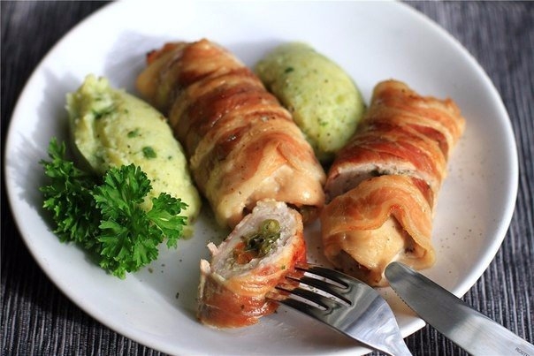 Рулеты из куриной грудки в беконе с фасолью Рулеты из куриной грудки в беконе с фасолью