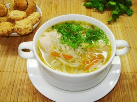 Куриный суп с домашней лапшой Куриный суп с домашней лапшой