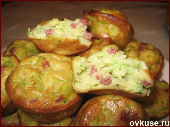 Кабачковые кексы с луком и беконом Кабачковые кексы с луком и беконом