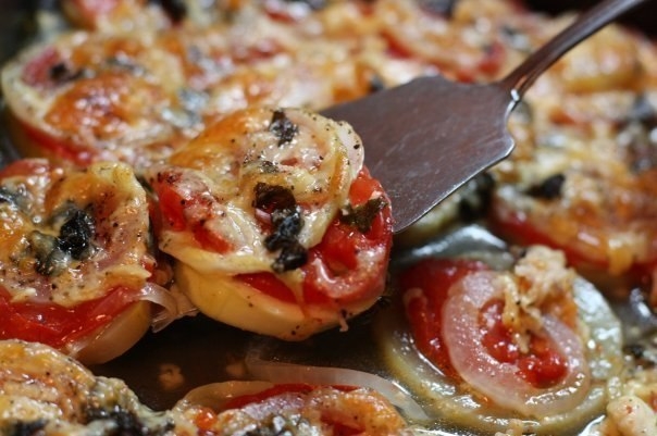 КАБАЧКИ, ЗАПЕЧЕННЫЕ С ЛУКОМ И ПОМИДОРАМИ. КАБАЧКИ, ЗАПЕЧЕННЫЕ С ЛУКОМ И ПОМИДОРАМИ.