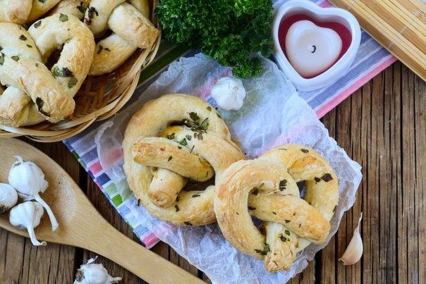 Сырные крендельки