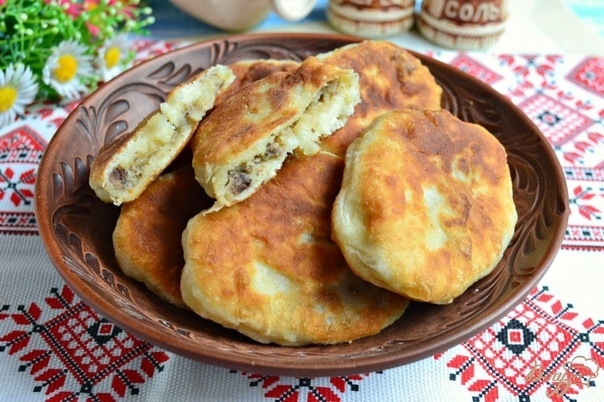 ЖАРЕНЫЕ ПИРОЖКИ С КУРИНОЙ ПЕЧЕНЬЮ И КАРТОФЕЛЕМ ЖАРЕНЫЕ ПИРОЖКИ С КУРИНОЙ ПЕЧЕНЬЮ И КАРТОФЕЛЕМ