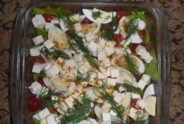 Зеленый салат с черри, яйцами и сыром