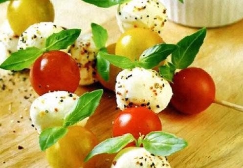 Канапе с разноцветными черри, шариками моцареллы и базиликом