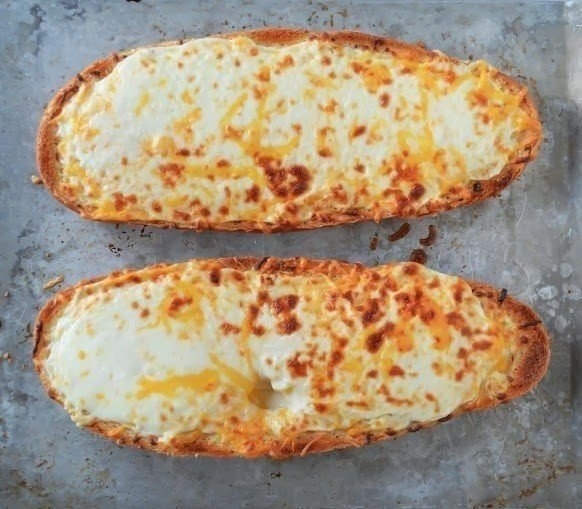 Чесночный хлеб с сыром (НА БОЛЬШУЮ КОМПАНИЮ) Чесночный хлеб с сыром (НА БОЛЬШУЮ КОМПАНИЮ)