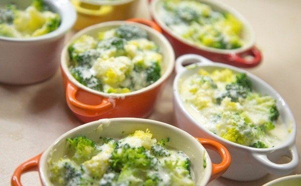 Порционные куриные запеканки с брокколи