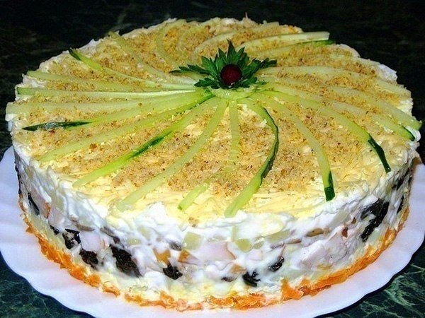 Слоеный закусочный торт с копчёной курицей, черносливом и шампиньонами Слоеный закусочный торт с копчёной курицей, черносливом и шампиньонами