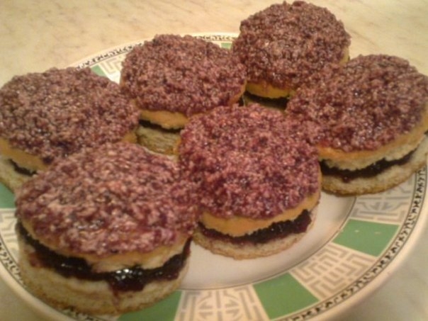 Пирожные с черничным джемом и кремом.