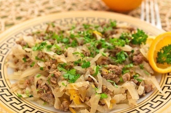 Капуста, тушенная с фаршем и апельсинами