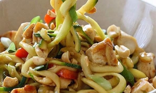 Куриная грудка с лапшой из цукини