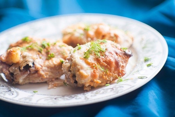 Куриные бедрышки в остром сметанно-сырном соусе Куриные бедрышки в остром сметанно-сырном соусе