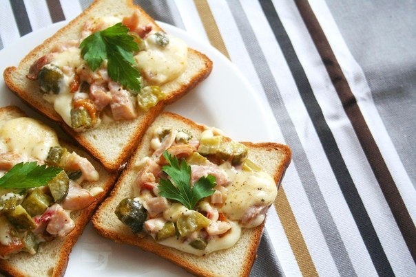 Горячие бутерброды с курицей и маринованными огурцами «Нежность» Горячие бутерброды с курицей и маринованными огурцами «Нежность»