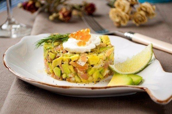 Салат с креветками и рыбой