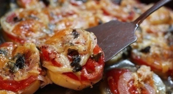 Кабачки запеченные с луком и помидорами