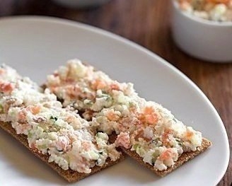 Творог с лососем и огурцом