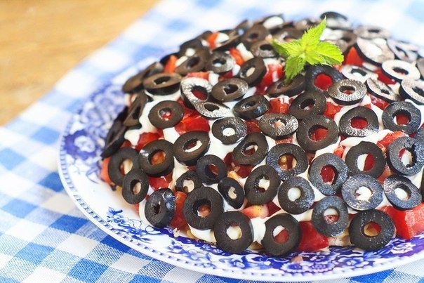Салат с куриным филе, помидорами, грибами и маслинами Салат с куриным филе, помидорами, грибами и маслинами