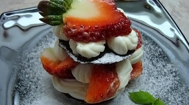 Вкусное клубничное пирожное на День святого Валентина Вкусное клубничное пирожное на День святого Валентина