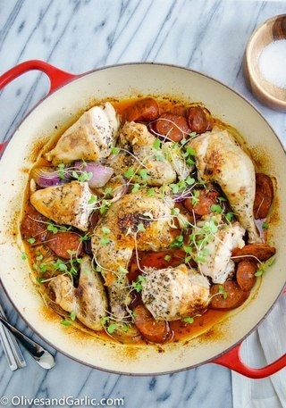 Курица, запечённая с колбасками и луком Курица, запечённая с колбасками и луком