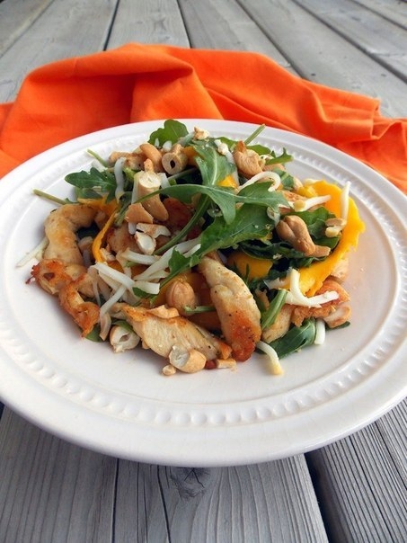 Салат с курицей, манго и копченой моцареллой Салат с курицей, манго и копченой моцареллой