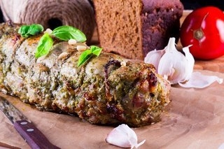 Свиная вырезка, фаршированная соусом песто
