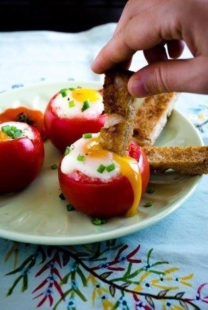 Яйца в помидорах - красиво и вкусно Яйца в помидорах - красиво и вкусно