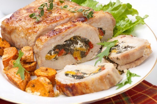 Мясной рулет с ветчиной, сыром и болгарским перцем